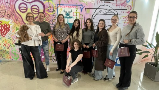 Wizyta studyjna studentek kosmetologii w zakładzie produkcyjnym Jacques Battini Cosmetics. Kliknij, aby powiększyć zdjęcie.